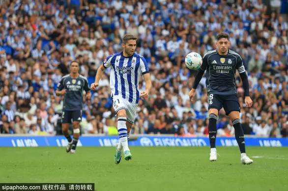 孔蒂力挺德布劳内：输球后的心态调整与团队和谐的重要性